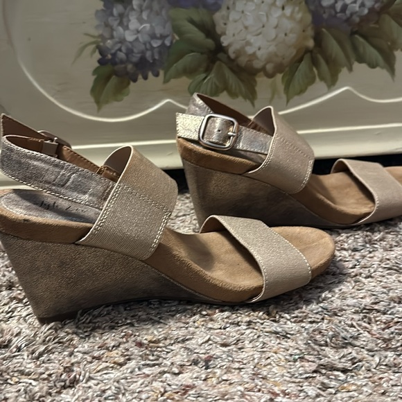 Style & Co. Gold Wedge Evening Sandals, Size US 6.5 - Picture 7 of 8